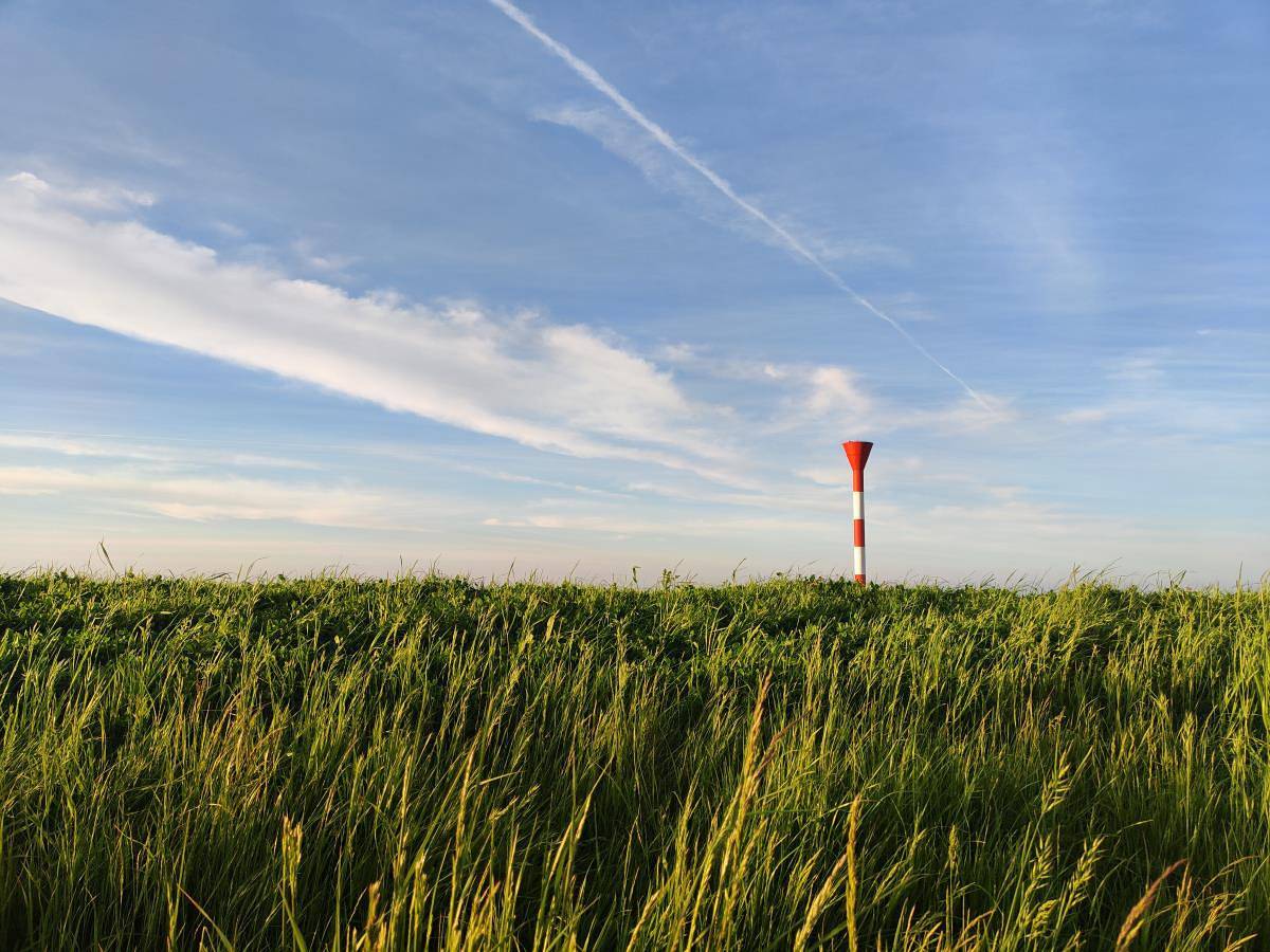 Hausboot mit Sauna, Kaminofen, Klimaanlage, Lounge, Hot Tub (April-Oktober), Sonnendeck und Garten mit Buddelschiff direkt hinterm Deich in Otterndorf in Otterndorf, Cuxland