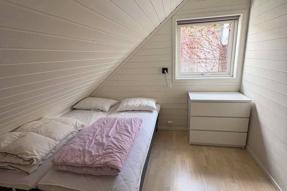 Waterfront quaint 4-bedroom cabin in adorable Kristiansand for relaxing stays in Flekkerøya, Kristiansand