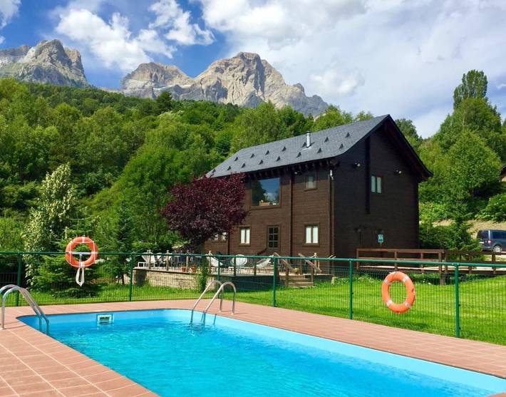 Apartahotel para 8 personas, con piscina además de jardín y vistas en Pirineo Aragonés