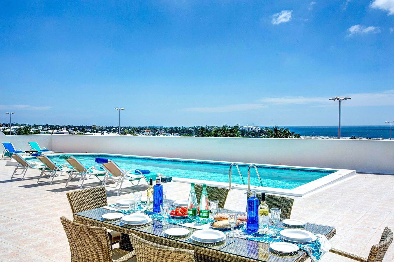 Chalet Casa Paula with Sea and Mountain View, Pool, Garden & Wi-Fi in Playa Blanca, Yaiza