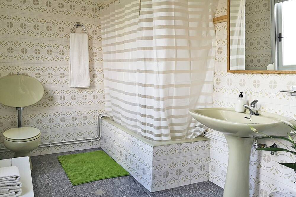 Ganze Wohnung, Apartment in charming restored village house, art & patio, relaxation. in Melide, La Coruña Provinz