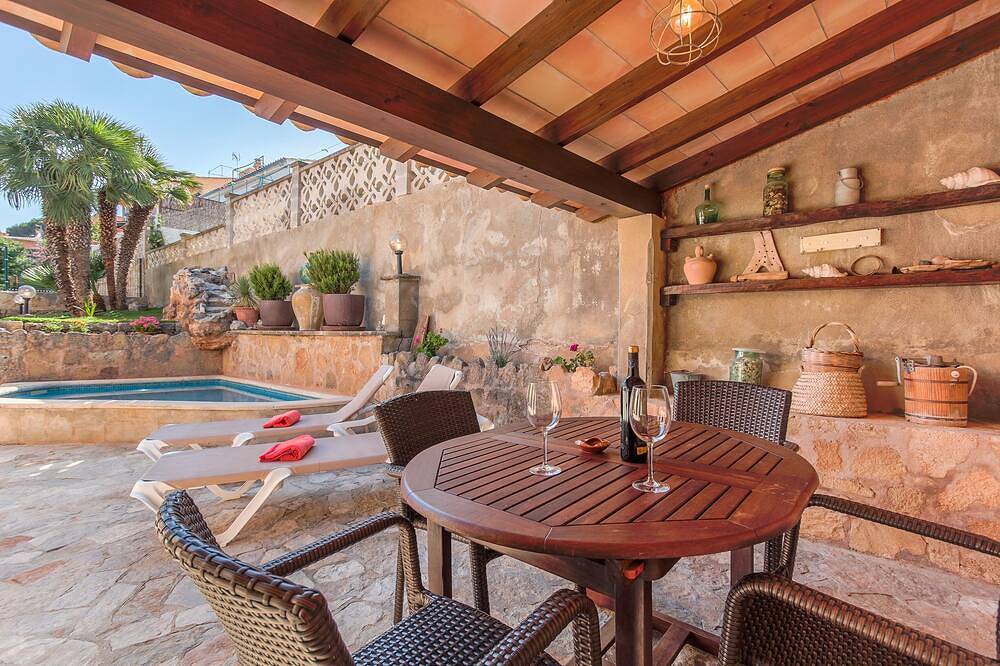 Apartamento en el 1 ° piso con piscina privada en The Quiet, Beautiful Beaches of Cala. in Cala Sant Vicenc, Pollença