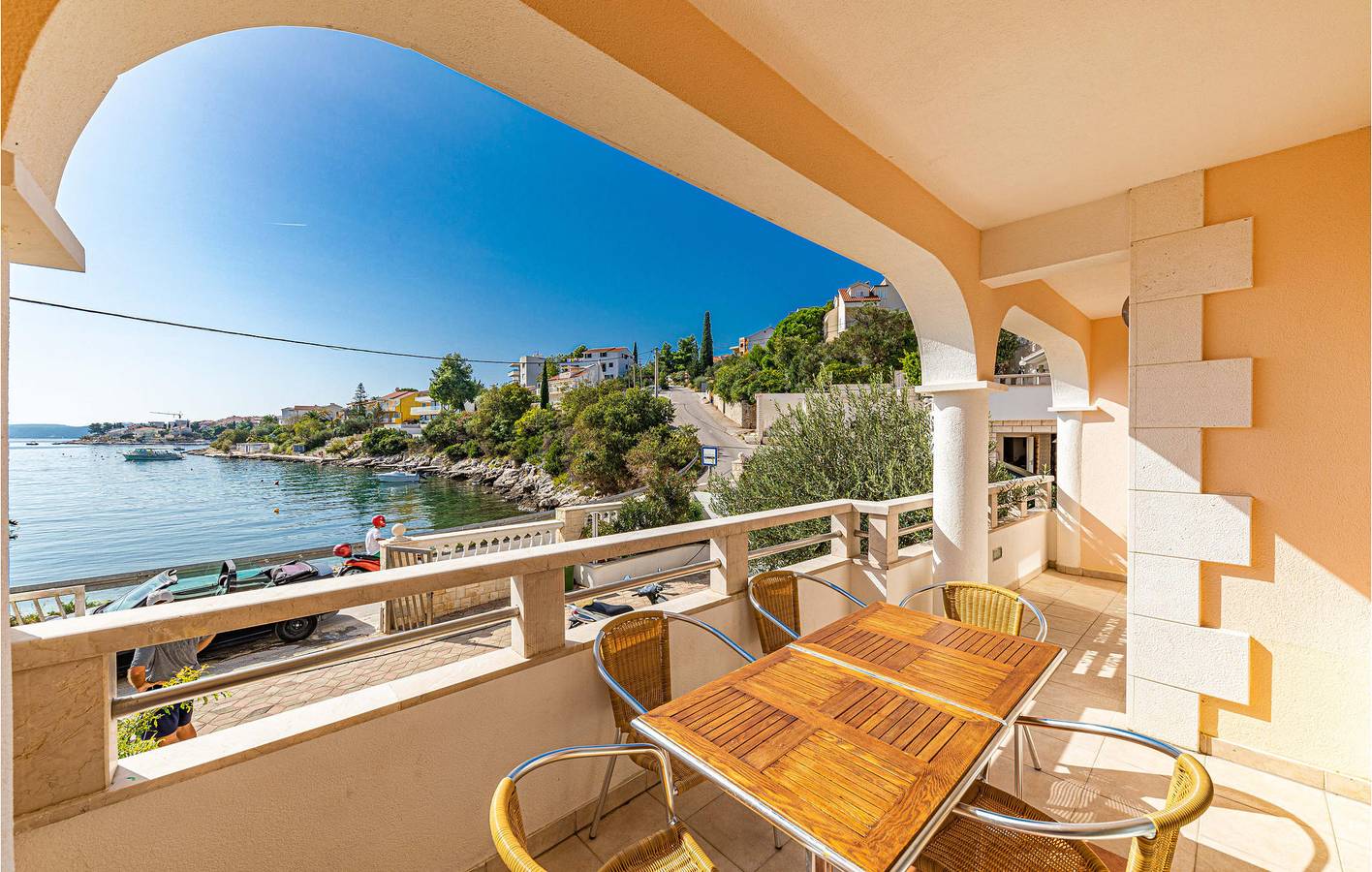 Ganze Ferienwohnung, Charmante 70 m² große Wohnung mit Terrasse, WLAN und 600 m entferntem Strandzugang in Okrug Gornji, Ciovo