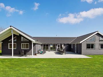 Ferienhaus für 24 Personen, mit Sauna und Terrasse sowie Pool, kinderfreundlich in Olpenitz