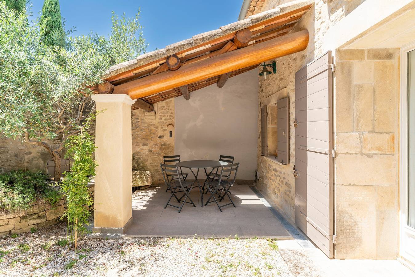 ‘Le Mazet en Provence de Cabrières-d’Avignon Gordes Luberon’ with Terrace, Private Garden & Wi-Fi in Cabrières-d'Avignon, Parc naturel régional du Luberon