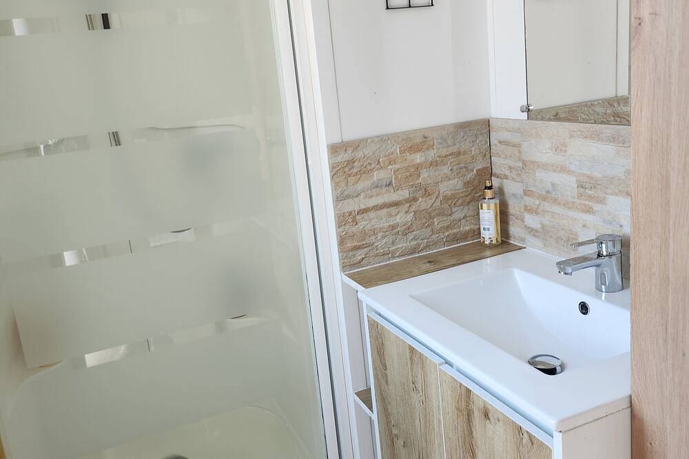 Mobile home rental in the softness of provence in La Roque-d'Anthéron, Aix-en-Provence region