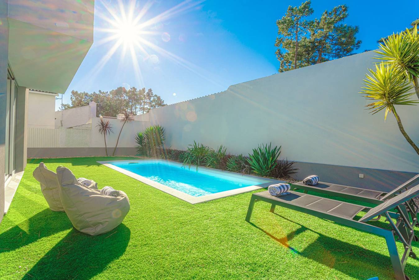 Contemporary Lisbon Coast Villa | 3 Bedrooms | Villa Kamila | Private Pool & Outdoor Dining Area | Aroeira in Aroeira, Charneca de Caparica e Sobreda