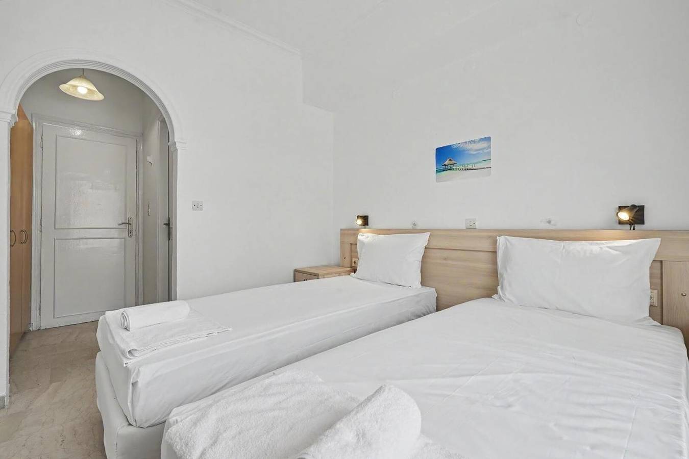 Bed & Breakfast „The Kavos Sandy Inn – Doppelzimmer“ mit Gemeinschaftspool, Wlan & Klimaanlage in Kavos, Korfu