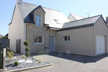 Location de vacances pour 7 personnes, avec jardin ainsi que terrasse et jacuzzi dans Plage De Roc H Kroum Roscoff