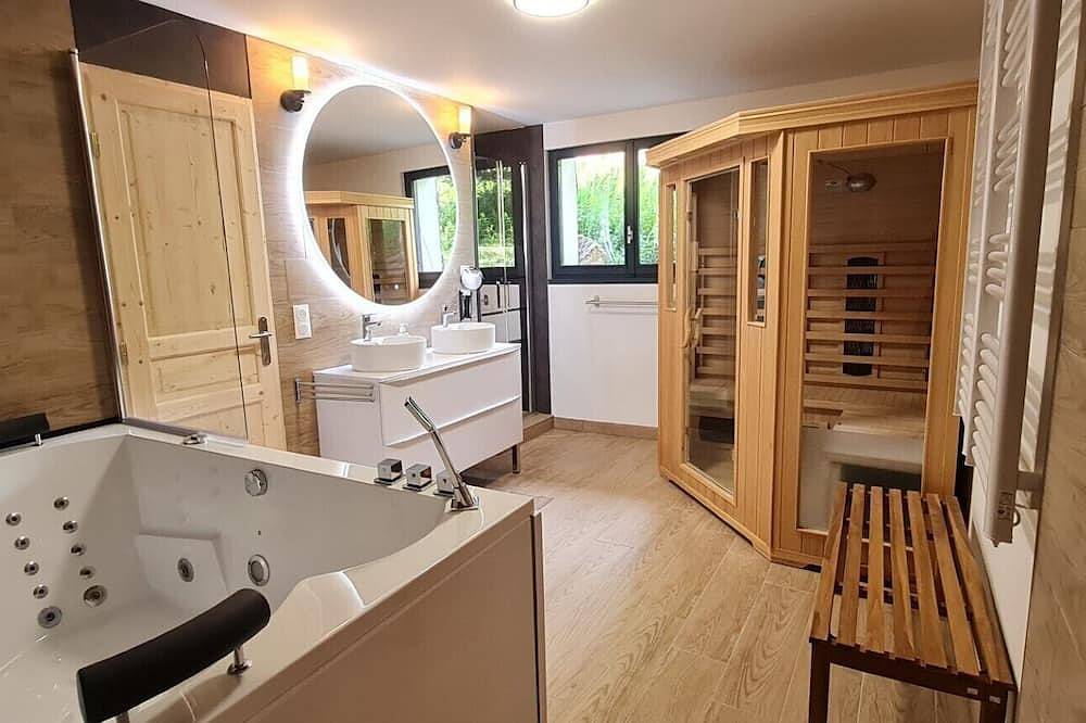 Large 4* Balneo Zen Altitud Chalet with Sauna 300 meters from the ski slopes in Chastreix-Sancy, Chastreix