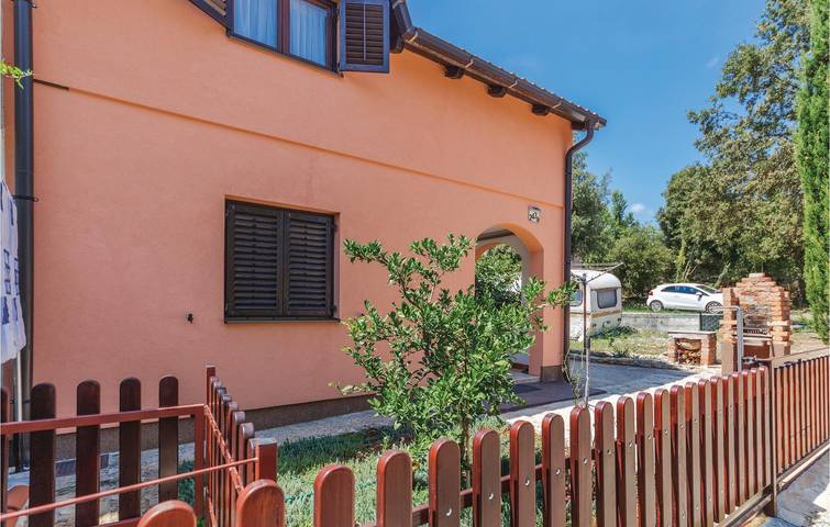 Ganze Ferienwohnung, Gemütliche Ferienwohnung mit Terrasse, WLAN und Parkplatz in der Nähe der Küste und des Stadtzentrums in Marčana, Südküste Istrien