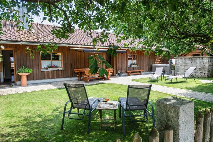 Ferienhaus für 8 Personen, mit Balkon und Whirlpool sowie Terrasse und Garten in Zachenberg