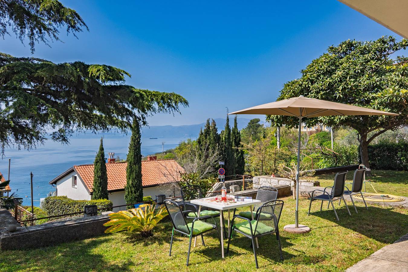 Geheel appartement, The Wave - Apt with Seaview and Garden in Vrh Martinscice, Primorje-Gorski Kotar