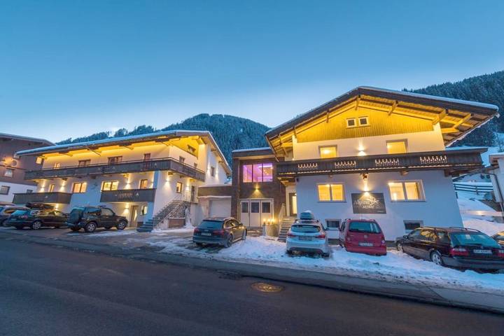 Vakantiewoning voor 12 personen, with Balkon and Terras as well as Tuin and Uitzicht in Lanersbach