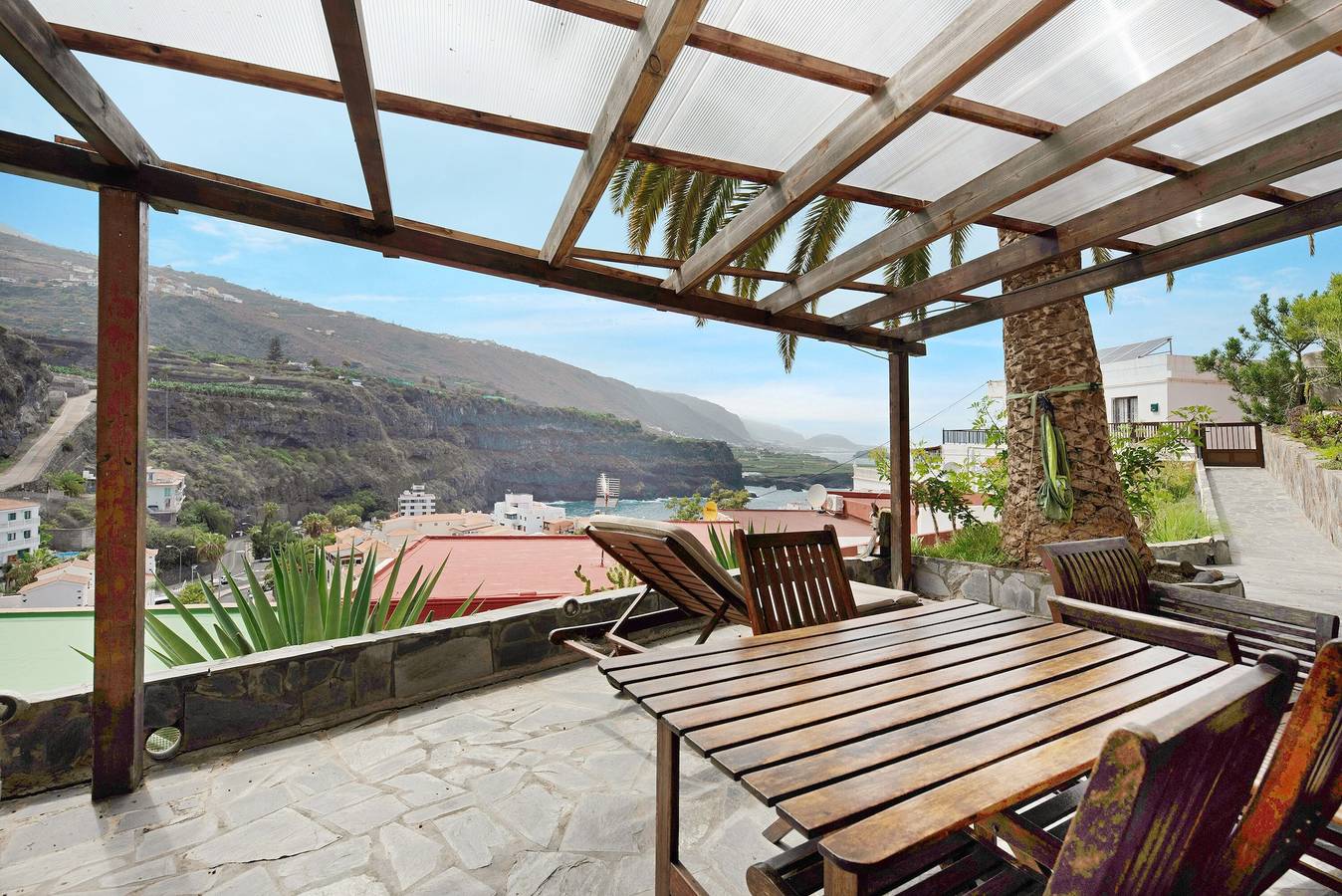 Appartement entier, Appartement Ana avec vue sur les montagnes, vue sur la mer, Wi-Fi et terrasse. in San Marcos, Tenerife du Nord