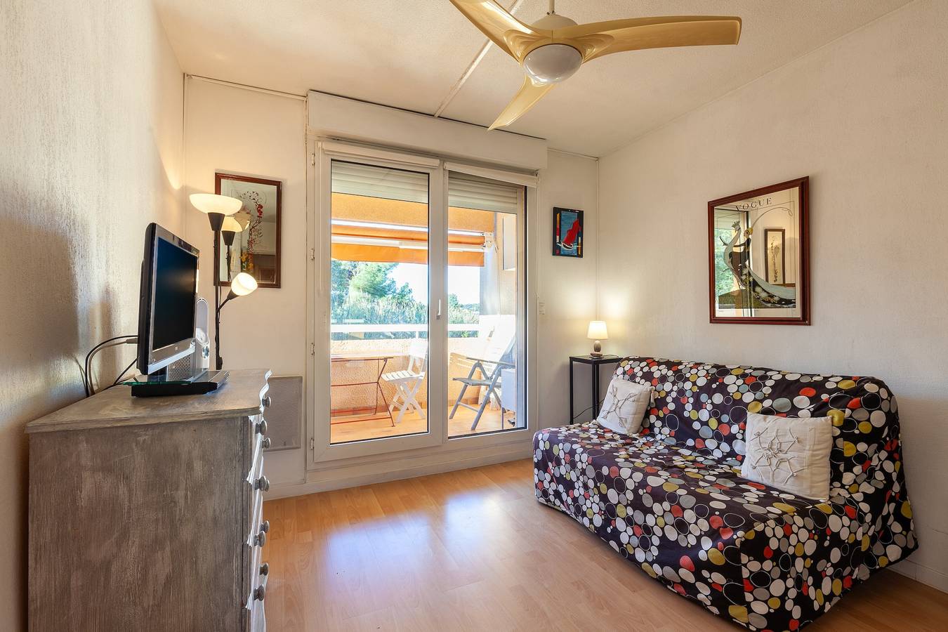 Studio entier, Studio 'Couple 2enfants 2 Velos' avec vue sur montagne, piscine partagée et balcon in Sanary-sur-Mer, Côte méditerranéenne (France)