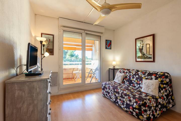 Ganzes Studio, Einzimmerapartment 'Couple 2enfants 2 Velos' mit Bergblick, Gemeinschaftspool und Balkon in Sanary-sur-Mer, Mittelmeerküste (Frankreich)