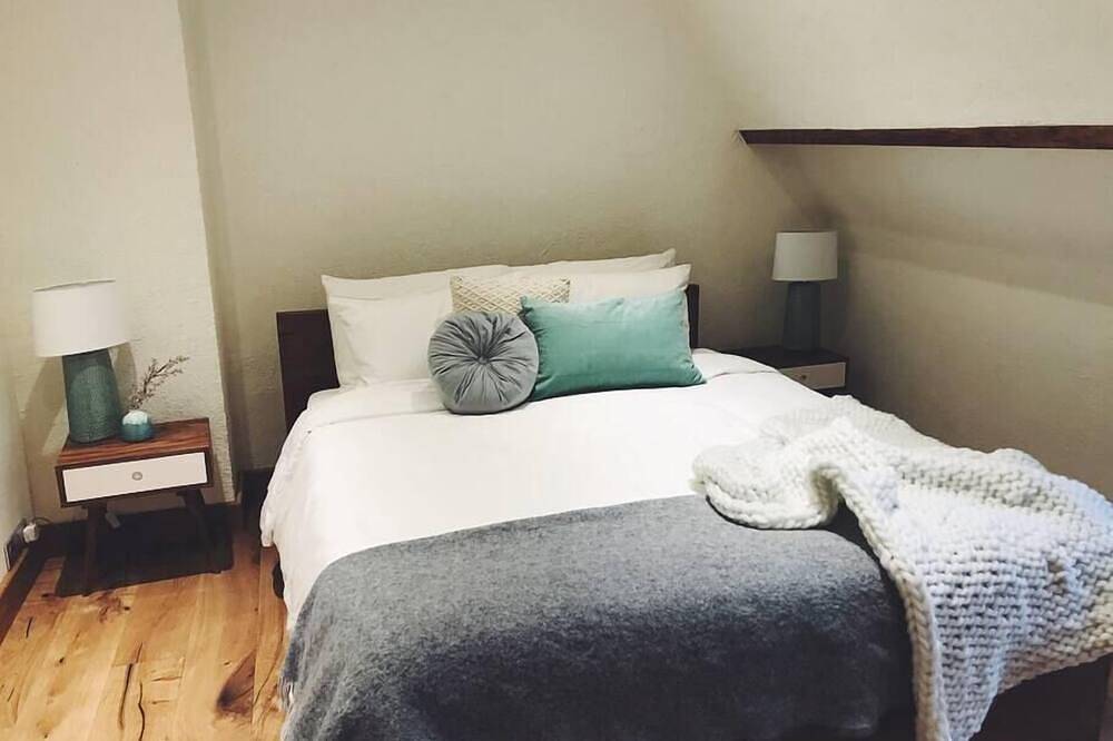 Luxury secluded chateau with pool and hot tub in Beynac-et-Cazenac, Périgord Noir