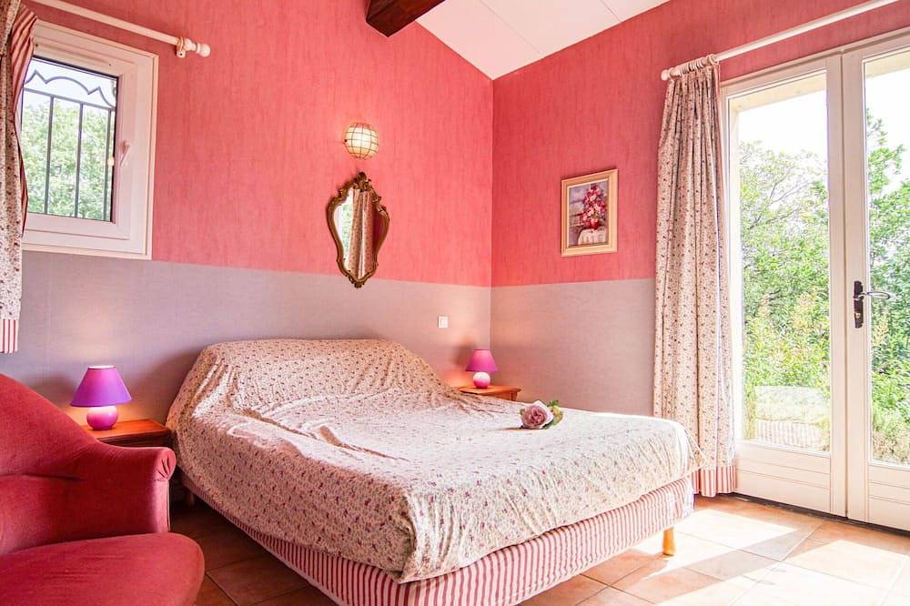 Beautiful private villa for 8 people with Wifi, private pool, Tv, patio and pets allowed in Carcès, Brignoles region