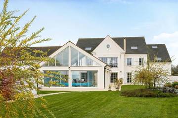 Cottage pour 14 personnes, avec jacuzzi ainsi que piscine et jardin à Villeneuve-le-Comte
