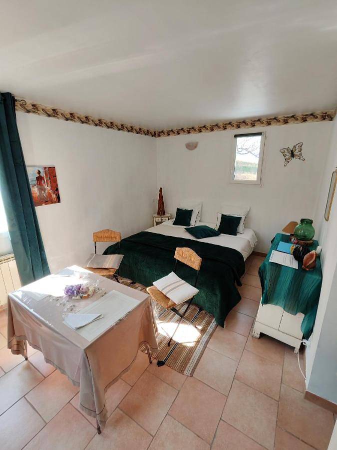 Chambre d’hôte pour 4 personnes, avec terrasse ainsi que jardin et vue à Barret-de-Lioure