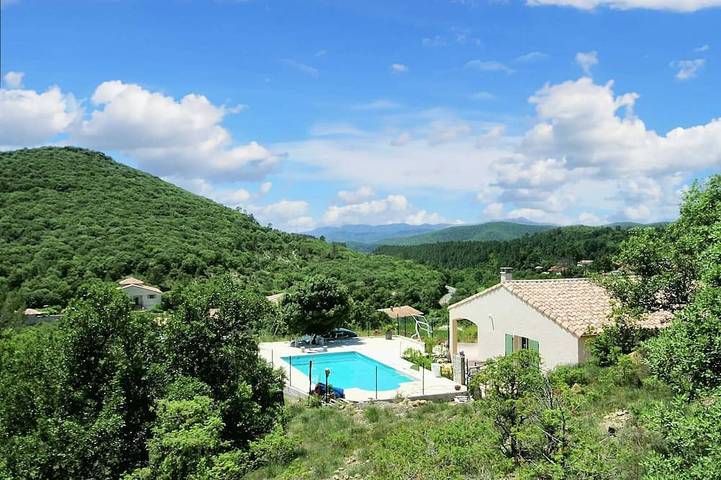 Location de vacances pour 14 personnes, avec terrasse et jardin, animaux acceptés à Saint-Jean-du-Pin