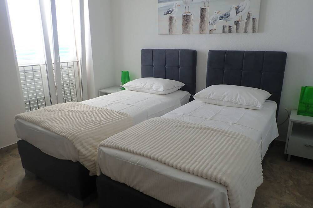 Vacation home Alessandro with whirlpool, directly by the sea in Lukovo Šugarje, Velebit Nature Park