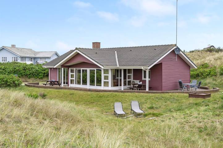 Stunning home in Hvide Sande w/ 4 Bedrooms, Sauna and Wifi in Skodbjerge, Hvide Sande