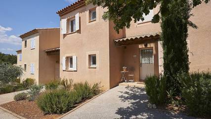 Gîte pour 4 personnes, avec jardin et piscine à Nans-les-Pins