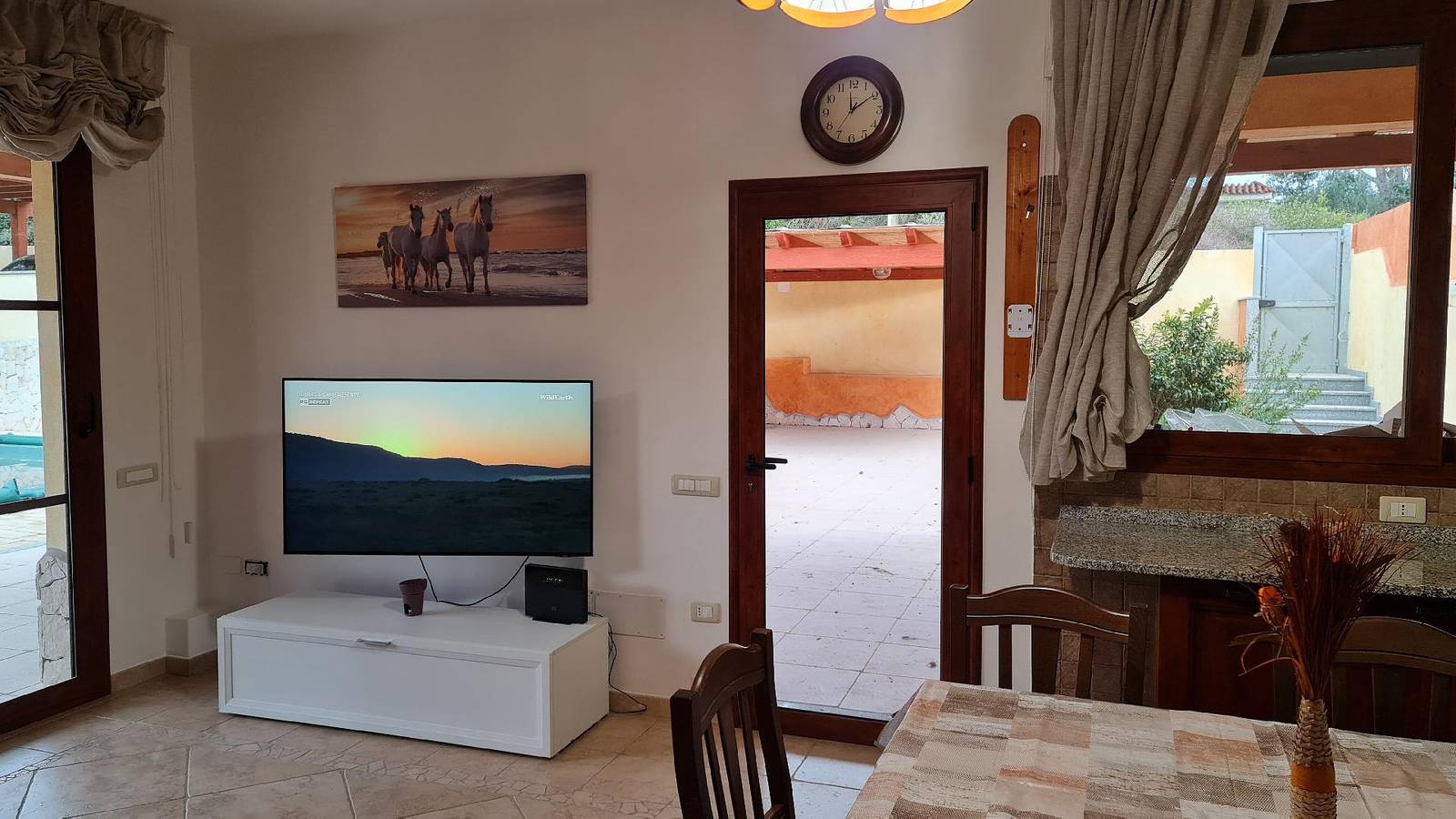 Villa Vivi. Schwimmbad, Hydro, Klimaanlage und Garten in Capitana, Cagliari Provinz