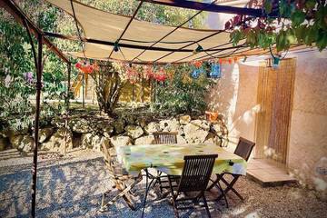 Gîte pour 6 personnes, avec jardin à La Verdière