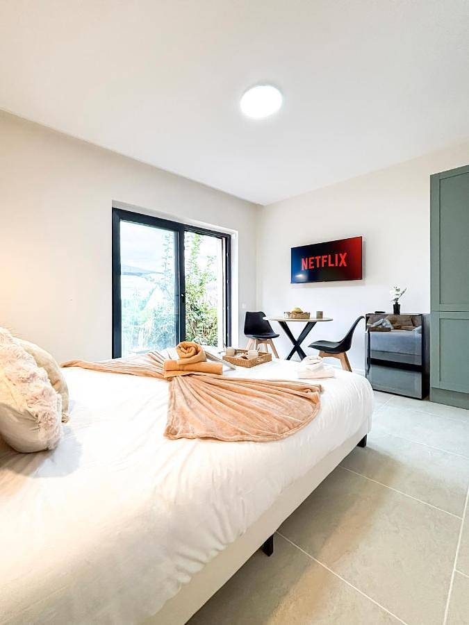 Gîte pour 2 personnes, avec terrasse ainsi que piscine et vue à Saint-Fargeau-Ponthierry - 2