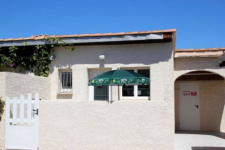 Gîte pour 2 personnes, avec terrasse ainsi que jardin et piscine à Puissalicon - 2