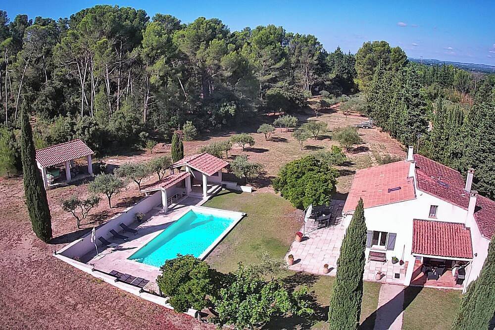 Close to St Rémy de Provence, surrounded by pine and olive trees. in Eyragues, Arles und Umgebung