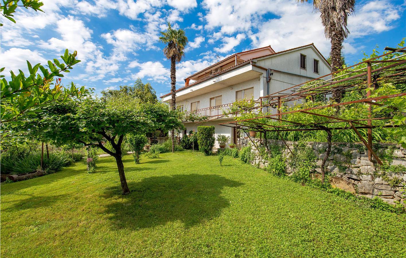 Appartement de vacances entier, Appartement confortable avec terrasse, Wi-Fi et accès à la plage à 2 km in Arhuaco, Opatija Riviera