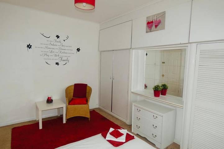 Clean & Cosy 3 Bed House with Free Pvt Parking in Borough londonien de Croydon, Londres