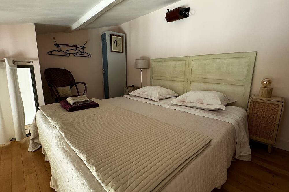 Entire apartment, On the corniche de la gironde one- or two-bedroom apartment in Bourg, Blaye region
