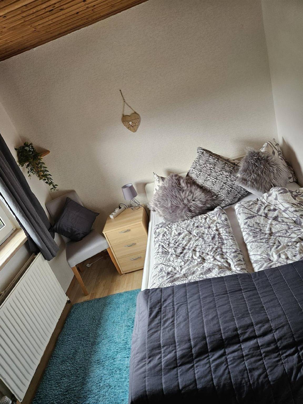 Ganze Ferienwohnung, Geräumig ausgelegte Ferienwohnung in der oberen Etage mit Bergblick vom privaten Balkon in Bruck an der Glocknerstraße, Pinzgau