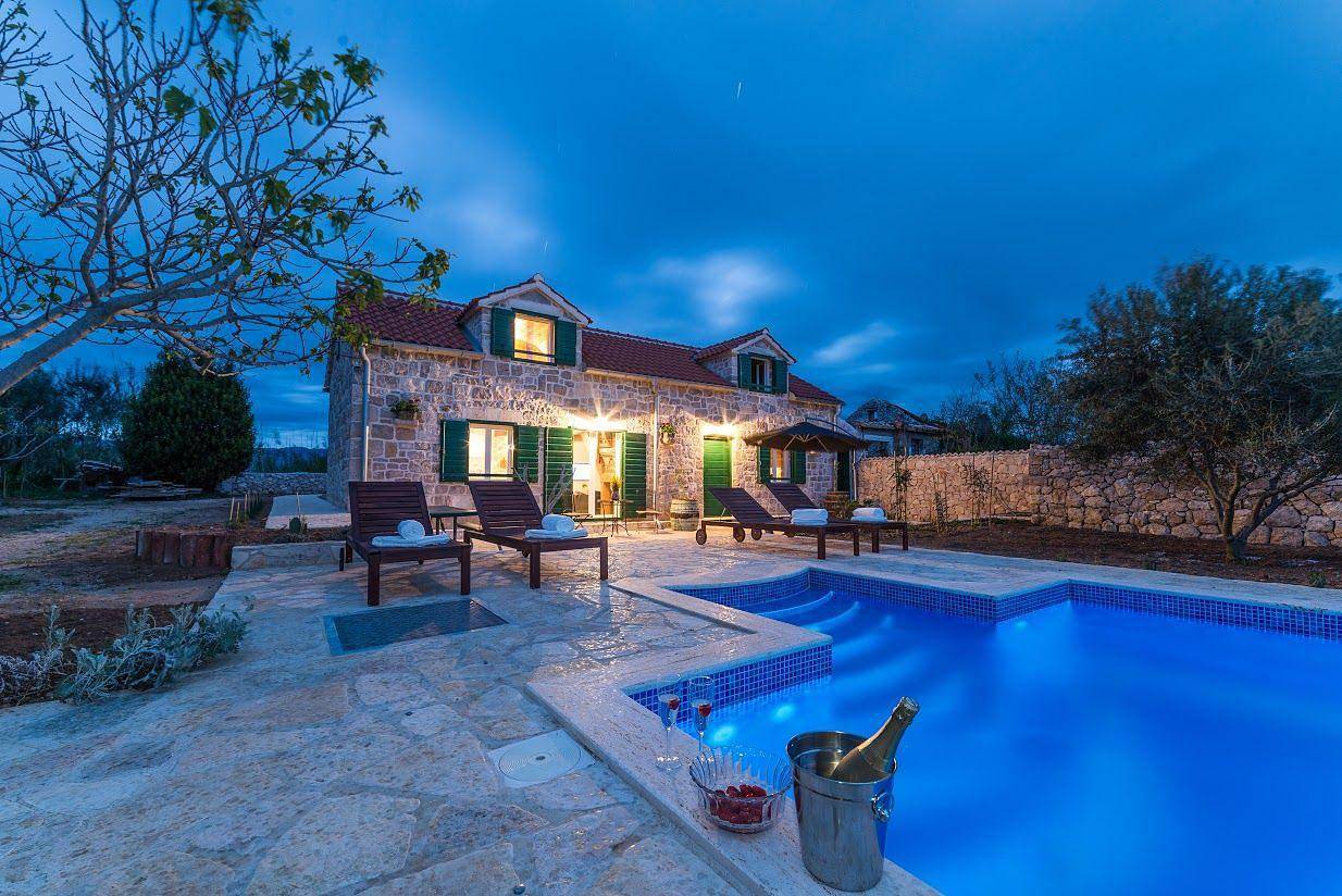 Classic Mediterranean stone villa with pool, close to the beach, surrounded by olive trees and vineyards. in Privlaka, Zadar