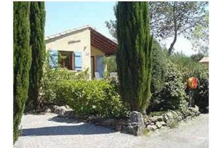 Gîte pour 5 personnes, avec bassin pour enfant et jardin ainsi que piscine et terrasse, adapté aux familles à Vacquières