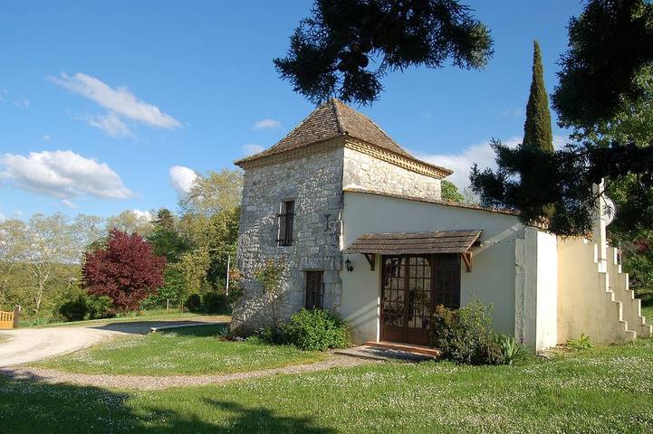 Gîte pour 4 personnes, avec terrasse ainsi que jardin et piscine