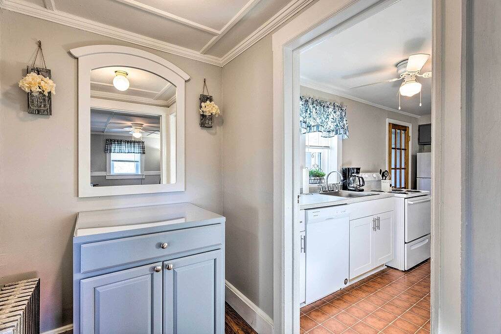 Newport House < 3 Mi to Beaches & Bowen’s Wharf! in Newport, Newport County