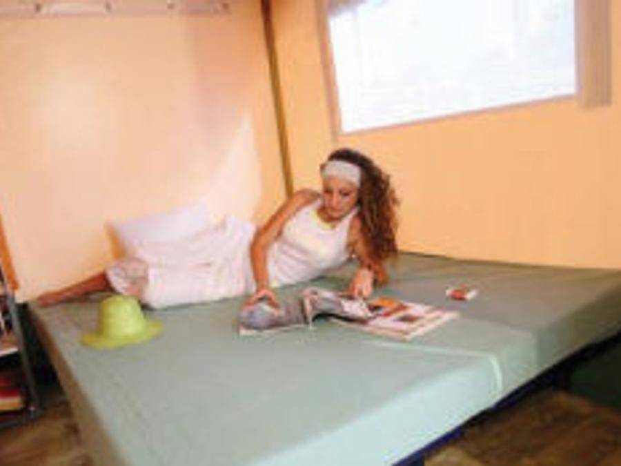 Flower Camping Les Cadenières - Bungalowzelt 5 personen - Zeltbungalow Standard 20m² 2 Schlafzimmer - gemeinsame Sanitäranlagen - ohne Klimaanlage 1/5 pers. in Villecroze, Draguignan Region