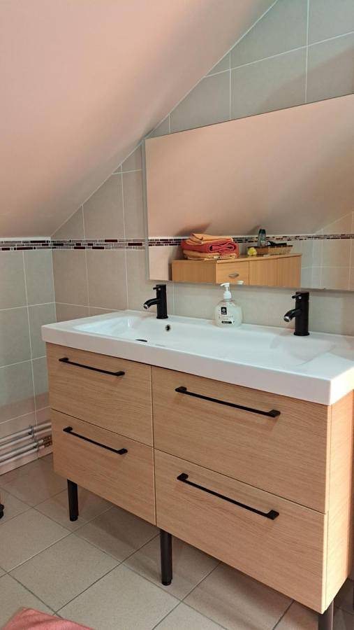 Location de vacances pour 2 personnes, avec jardin ainsi que terrasse et vue à Ussel - 3