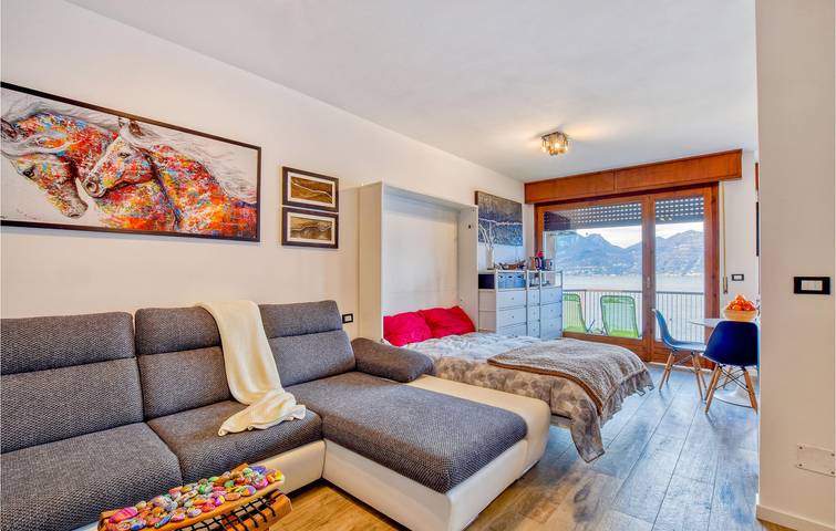 Entire holiday apartment, Lakeside Retreat: Terrace, Parking, A/C, WiFi in Brenzone, Garda Mountains