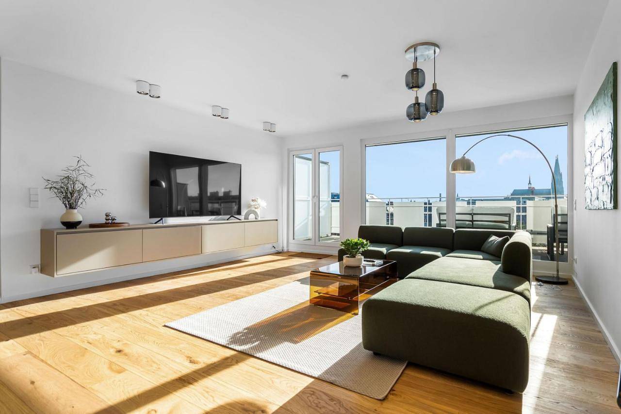 Ganze Wohnung, Exclusive penthouse - loft with private parking overlooking cologne cathedral in Köln, Rheinland