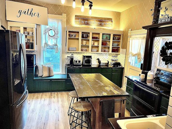 Vacation rental for 14 people, with terrace and yard as well as hot tub in Kansas