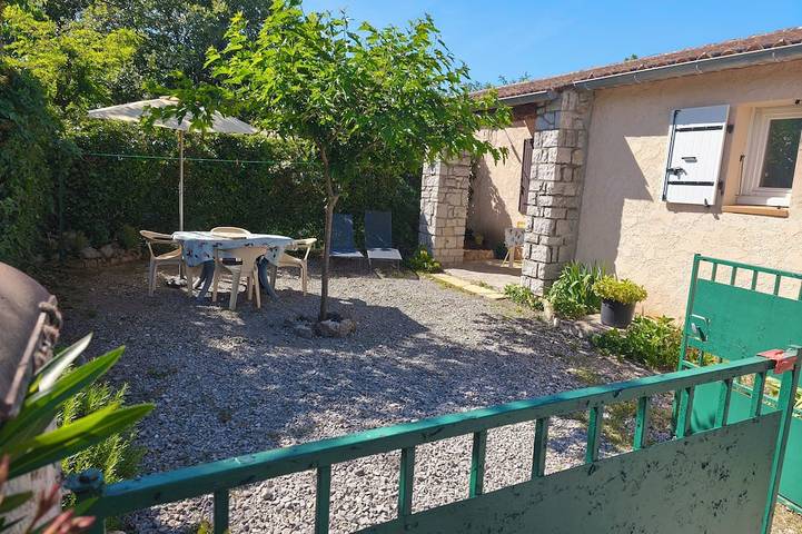 Location de vacances pour 4 personnes, avec terrasse et piscine, animaux acceptés à Balazuc