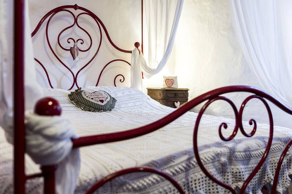 Nydelig restaurert gårdshus med svømmebasseng i stille stille bakker i Siena. in Trequanda, Provinsen Siena