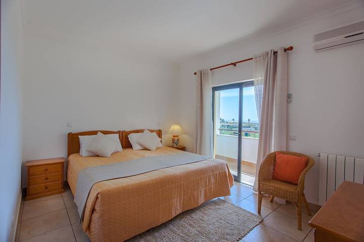 Nova cama enorme 3, 3 casa de banho com piscina privada.  Vista para o mar e área para churrasco. in São Sebastião, São Gonçalo de Lagos
